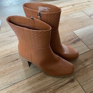 NWOT Universal Threads Arden Mid Shaft Boot. Women’s SZ:11. Waffle knit
